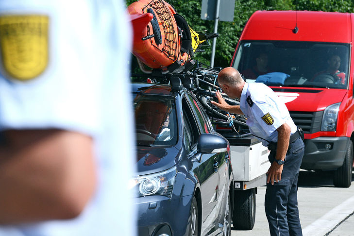 Wohnmobile auf dem Weg in den Urlaub: Achtung, Polizeikontrolle!