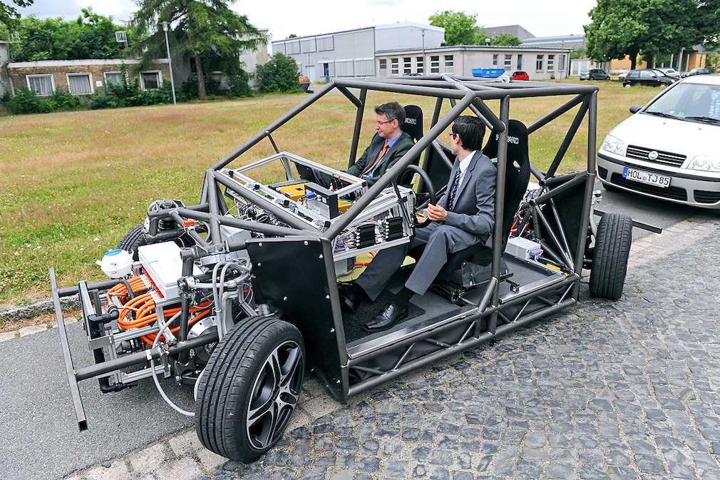 Die Forscher Markus Maurer (l) und Peter Bergmiller fahren am 26.06.2013 mit dem Elektroauto Mobile auf dem Gelände der Technischen Universität in Braunschweig