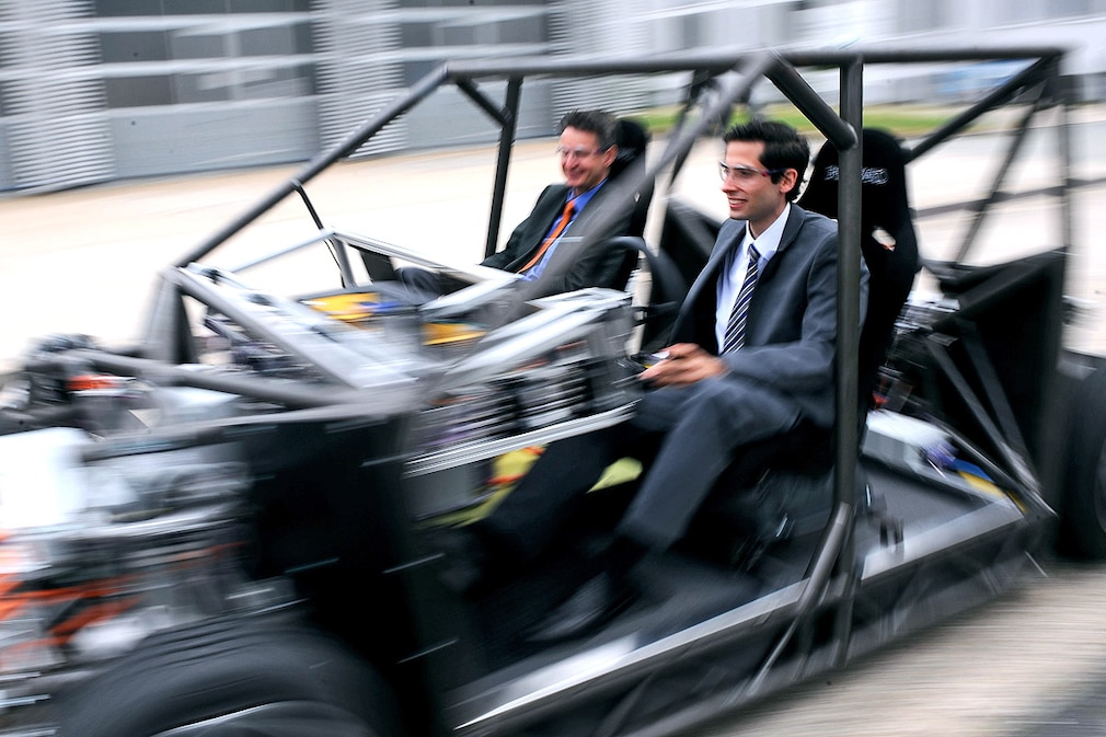 Die Forscher Markus Maurer (l) und Peter Bergmiller fahren am 26.06.2013 mit dem Elektroauto Mobile auf dem Gelände der Technischen Universität in Braunschweig
