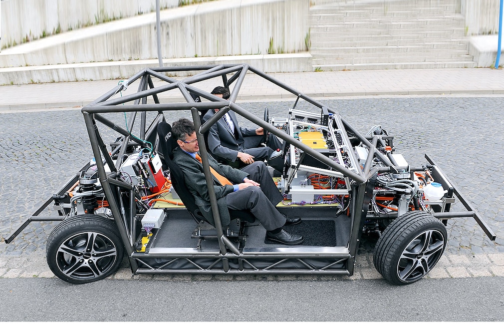 Die Forscher Markus Maurer (l) und Peter Bergmiller fahren am 26.06.2013 mit dem Elektroauto Mobile auf dem Gelände der Technischen Universität in Braunschweig
