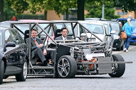 Die Forscher Markus Maurer (l) und Peter Bergmiller fahren am 26.06.2013 mit dem Elektroauto Mobile auf dem Gelände der Technischen Universität in Braunschweig