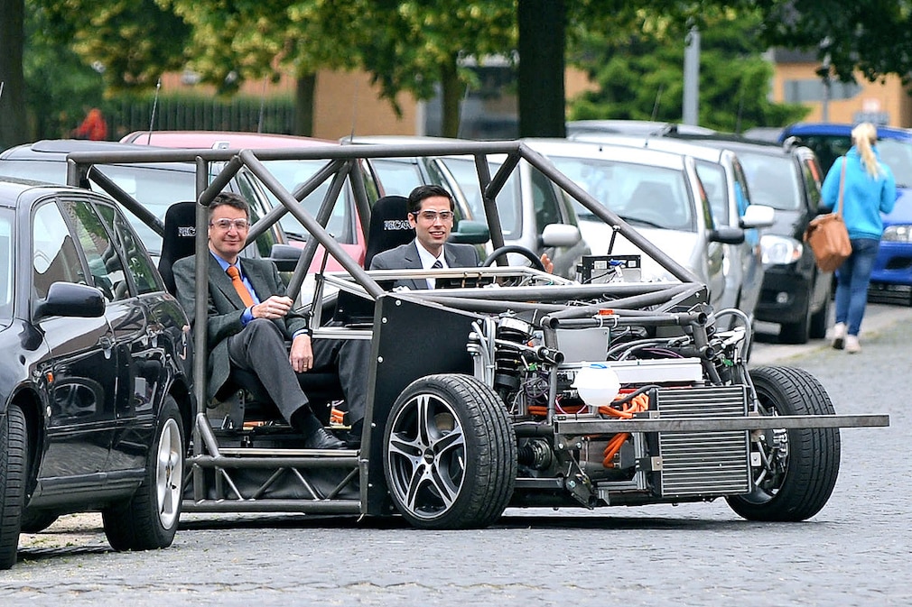 Die Forscher Markus Maurer (l) und Peter Bergmiller fahren am 26.06.2013 mit dem Elektroauto Mobile auf dem Gelände der Technischen Universität in Braunschweig