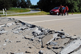 Aufgeplatzter Asphalt auf der A93