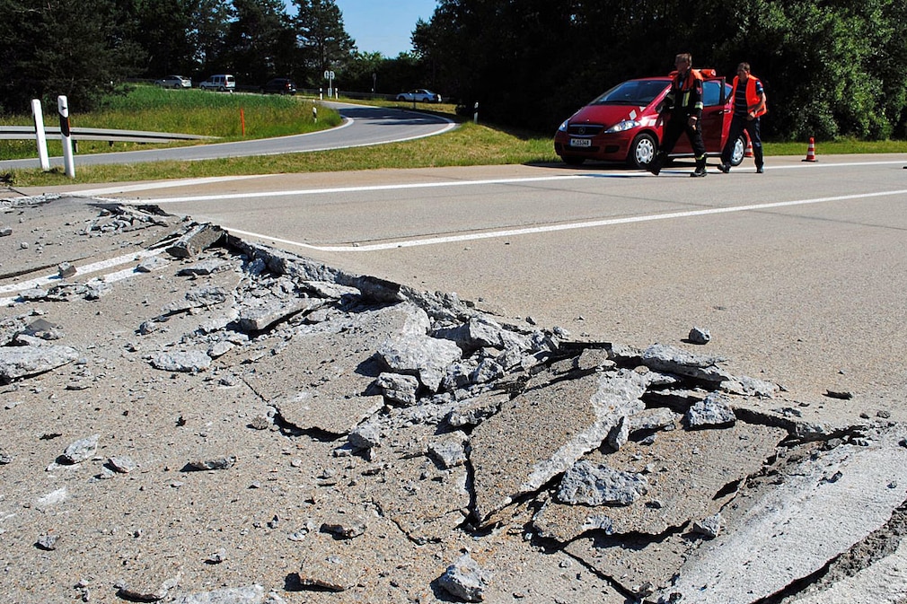 Aufgeplatzter Asphalt auf der A93