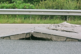 Straßenschäden auf Autobahn