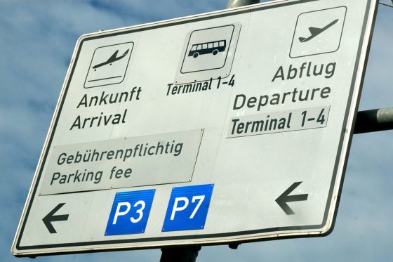 Verkehrsschild am Flughafen Verkehrsschild am Flughafen
