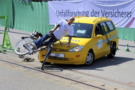 Crashtests des UDV mit einem Auto- und einem Radfahrer