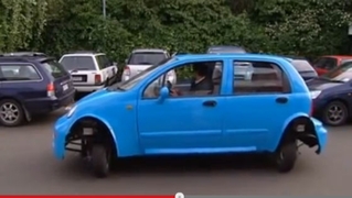 Auto parkt quer ein