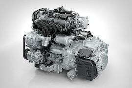 Volvo Drive-E Benzinmotor
Benzin-Direkteinspritzer mit 2,0 Liter Hubraum, vier Zylinder und einem Leistungsspektrum von 103 kW (140 PS) bis zu mehr als 221 kW (300 PS)