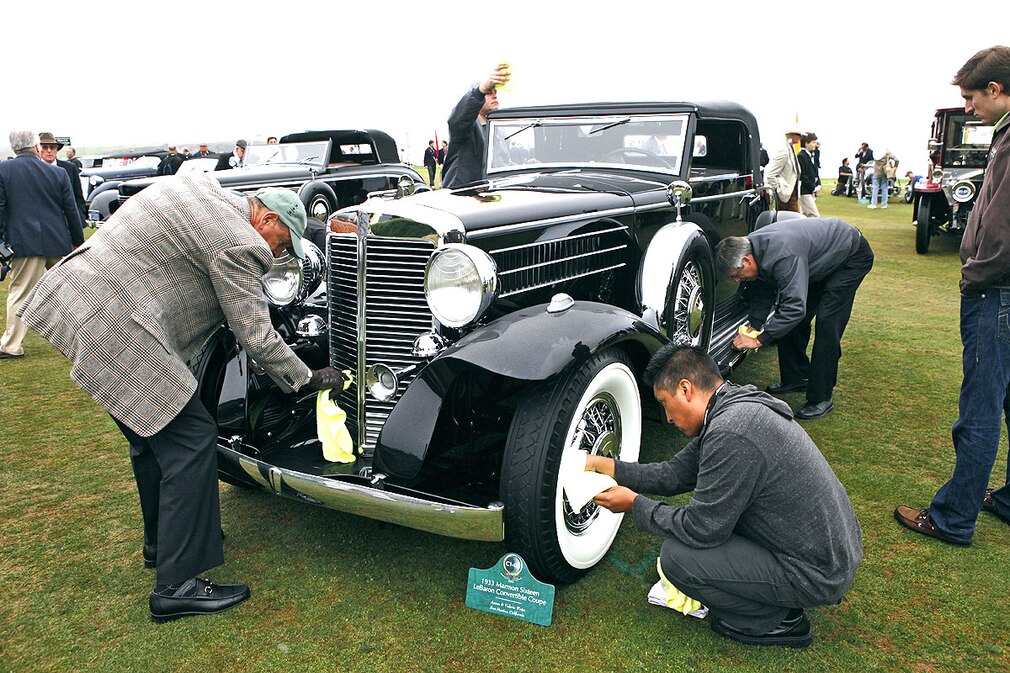 Vor dem Erfolg steht das Putzen bis in die Reifenprofile, hier bei einem Marmon Sixteen LeBaron Convertible Coupé aus dem Jahr 1933