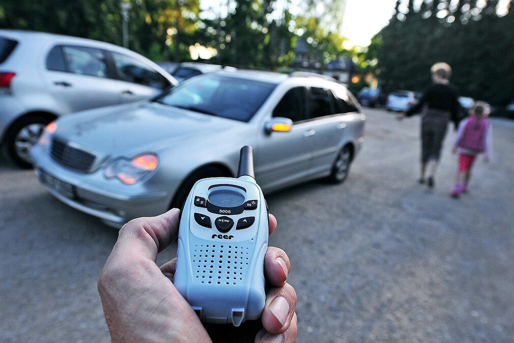 Per Babyfon wird das Abschließen des Autos verhindert