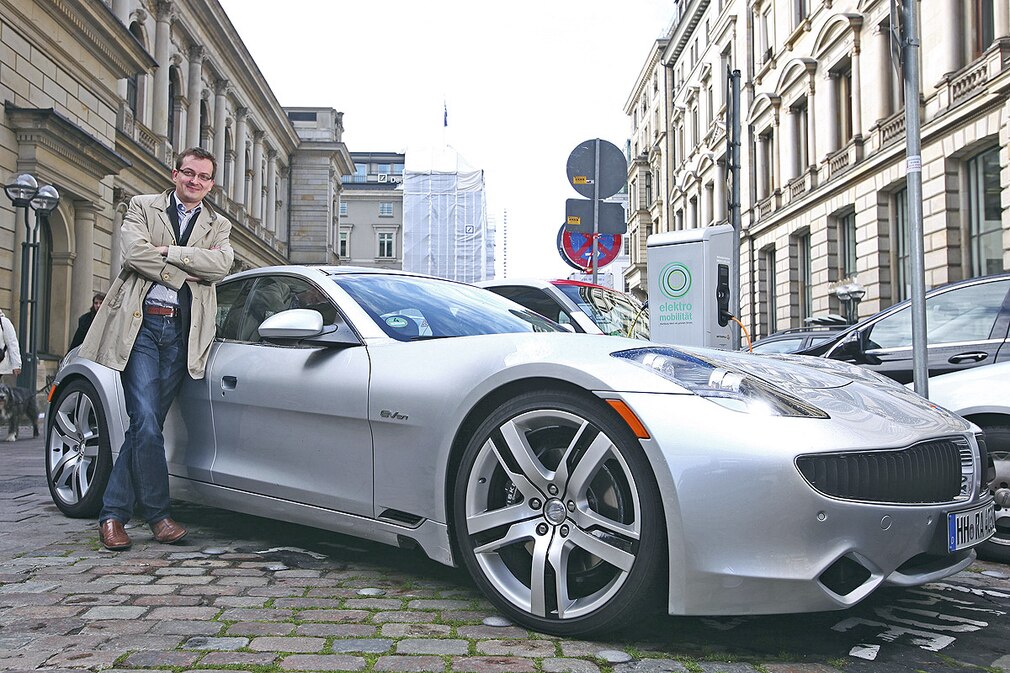 Ingo Vogt an seinem Fisker Karma, Baujahr 2012