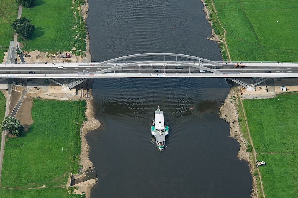 Autos fahren am 26.08.2013 über die Waldschlößchenbrücke in Dresden (Sachsen). Die Brücke ist ab dem 26. August für den Verkehr freigegeben