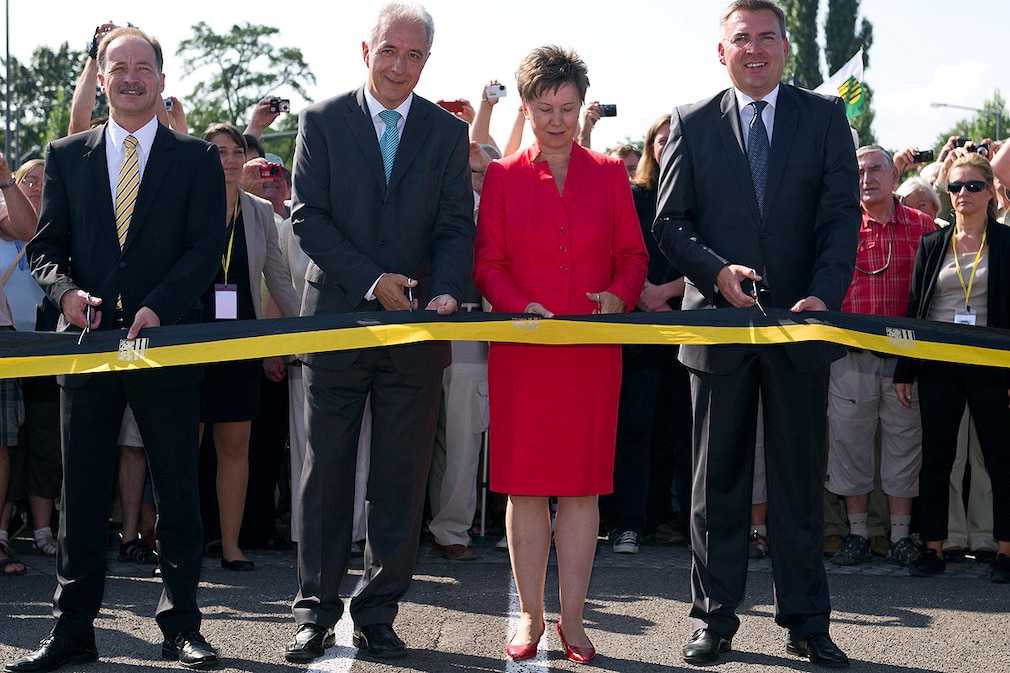 Sachsens Wirtschaftsminister Sven Morlok (FDP, l-r), Sachsens Ministerpräsident Stanislaw Tillich (CDU), Dresdens Oberbürgermeisterin Helma Orosz (CDU) und der Bundestagsabgeordnete und Staatssekretär im Bundeswirtschaftsministerium, Jan Mücke (FDP), stehen am 24.08.2013 beim Banddurchschnitt zur Eröffnung der Waldschlößchenbrücke in Dresden