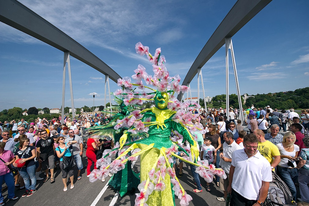Stelzenläufer überqueren am 25.08.2013 beim Eröffnungsfest für die Waldschlößchenbrücke in Dresden