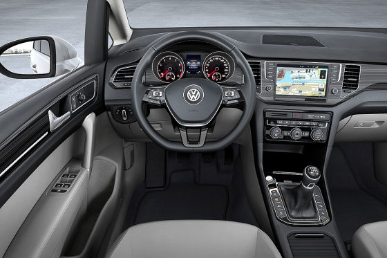 VW Golf Sportsvan Cockpit 