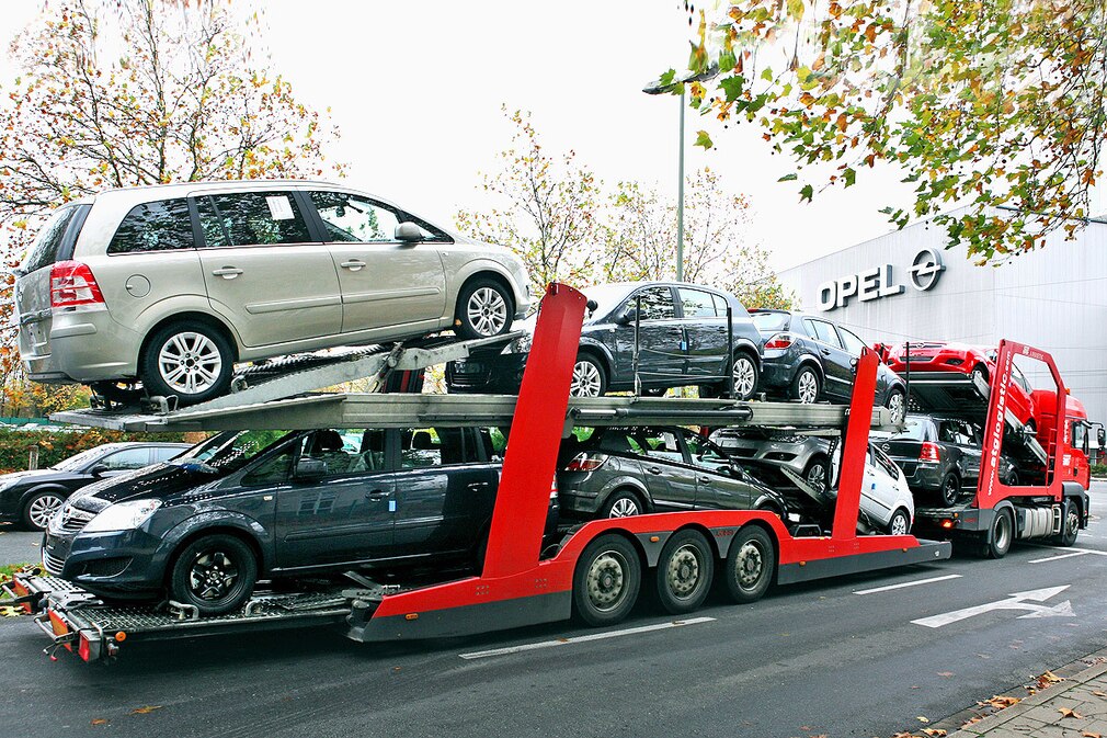 Ein Autotransporter mit Opel-Neuwagen
