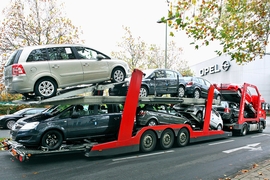 Ein Autotransporter mit Opel-Neuwagen