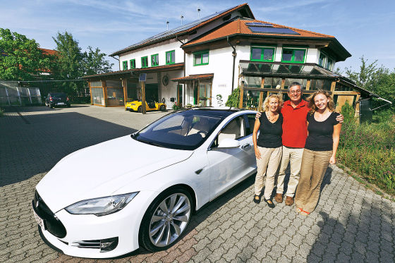 Robert Häring mit Familie und seinem Tesla Model S