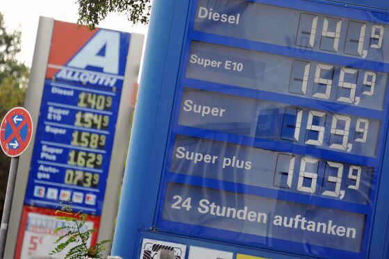 Anzeigetafeln mit den Preisen für Diesel, Super E10 und Super an deutschen Tankstellen