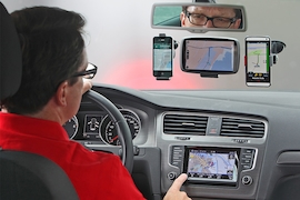 Fahrer mit Festeinbau_mobililes Navi_ Smartphone