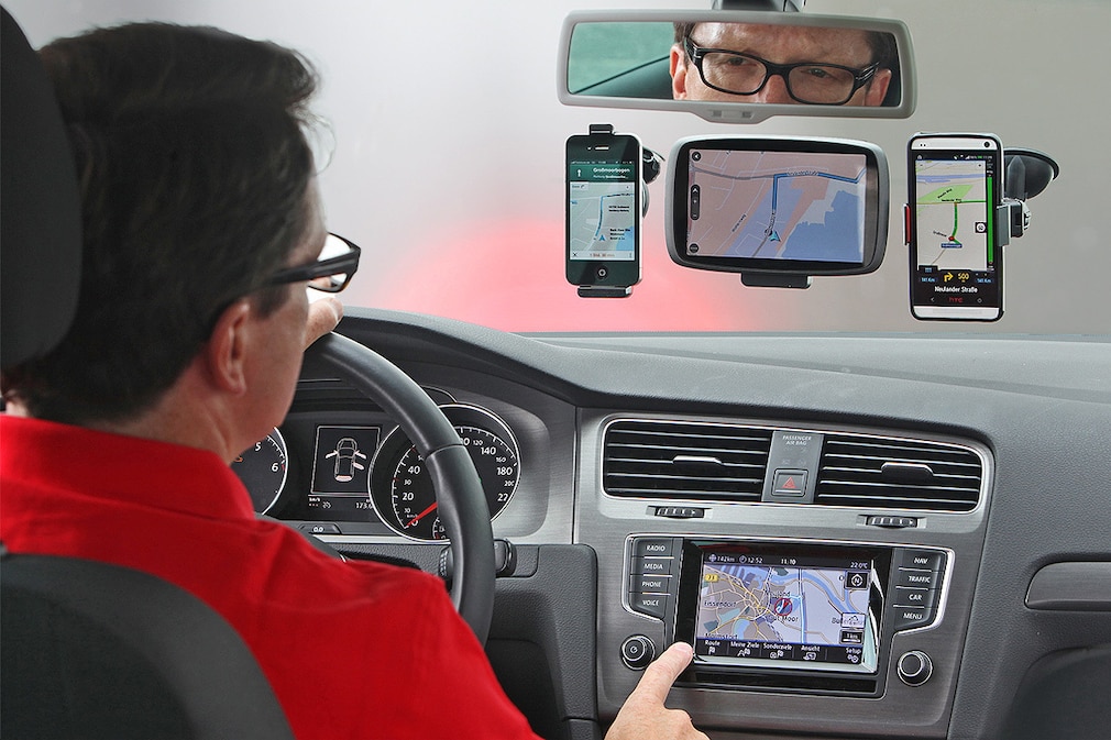 Fahrer mit Festeinbau_mobililes Navi_ Smartphone