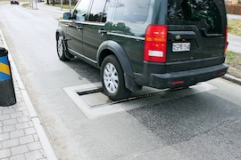 Absenkbare Klappen in der Fahrbahn sollen Raser an der Mautstelle der Oeresundbrücke stoppen