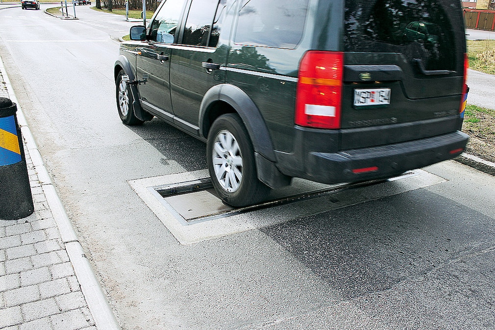 Absenkbare Klappen in der Fahrbahn sollen Raser an der Mautstelle der Oeresundbrücke stoppen