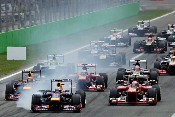Formel-1-Feld nach dem Start beim Großen Preis von Italien