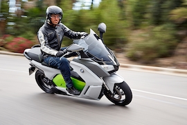 Nach i3 und i8 elektrisiert BMW nun das Zweirad. Der Maxi-Scooter C Evolution bietet eine ordentliche Reichweite und sportliche Fahrleistungen.