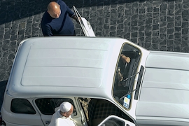 Papst Franziskus I. steigt in seinen R4