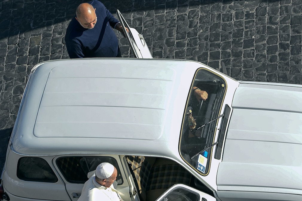 Papst Franziskus I. steigt in seinen R4