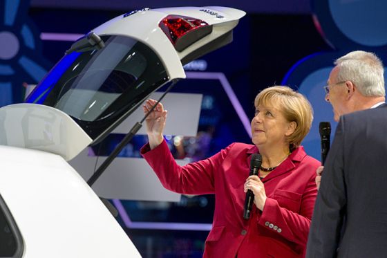 Bundeskanzlerin Angela Merkel lässt bei der Eröffnung der IAA von VW-Chef Martin Winterkorn den E-Golf zeigen