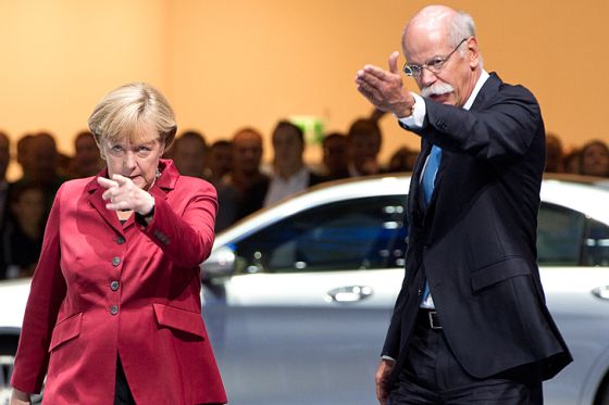 Bundeskanzlerin Angela Merkel mit Daimler-Chef Dieter Zetsche auf dem Mercedes-Stand