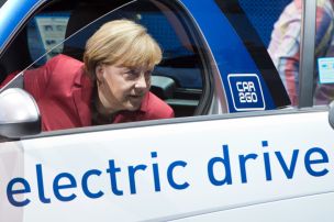 IAA elektrisiert Merkel