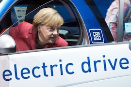 Bundeskanzlerin Angela Merkel steigt bei der Eröffnung der IAA 2013 aus einem Elektro-Smart