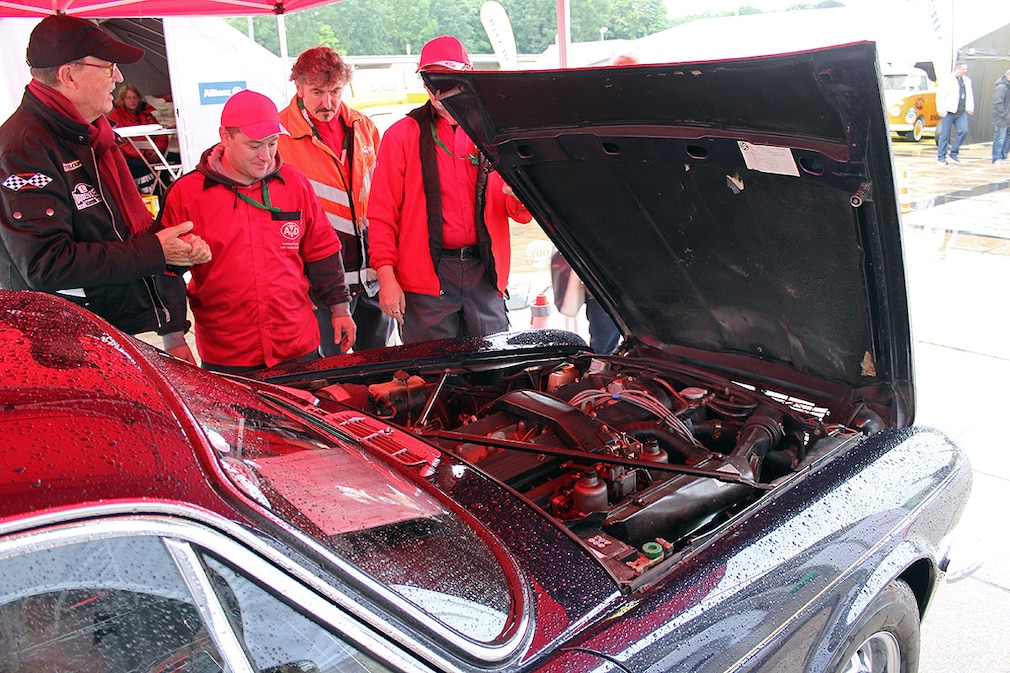 Beim Blick unter die Motorhaube sah der AvD nur Aggregate im Bestzustand wie bei diesem Jaguar XJ6 von 1978