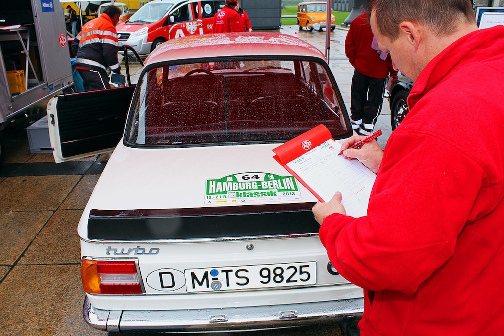 Dieser BMW 2002 Turbo von 1974 strahlte mit seinen Zusatzleuchten wie ein Stadionscheinwerfer