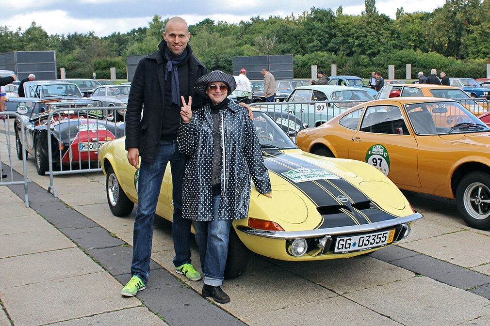 26 Peace! Schauspielerin und Regisseurin Katharina Thalbach ist heiße Anwärterin für das beste Outfit der Rallye. Aber auch Michael Blumenstein von Opel fällt mit seinem Schuhwerk auf. Passt zum Opel GT von 1969.