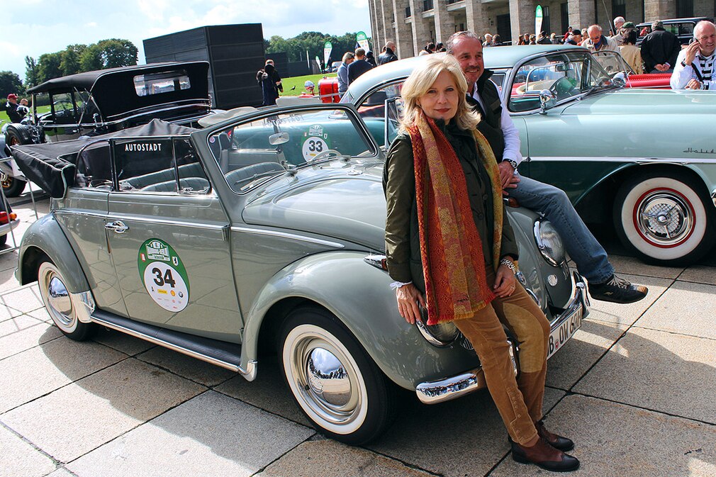 31 Von Fotografen umlagert: Schauspielerin Sabine Postel mit dem Leister ZeitHaus der Autostadt, Andreas Hornig auf dem Käfer Cabrio von 1960
