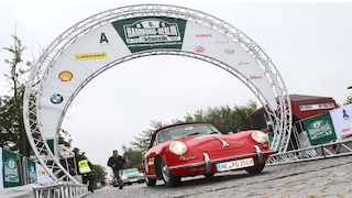 1 Die dritte Etappe der HBK startete bei leichtem Nieselregen auf dem Marktplatz von Göhren-Lebbin an der Mecklenburgische Seenplatte. Der Morgen begann mit …