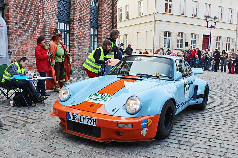 8 … Porsche 911 3.2 von 1976 und Co zogen bei der Durchfahrtskontrolle viele neugierige Blicke auf sich. Der kostümierte Mann im Hintergrund ist übrigens Räuber Vieting, der einer Sage um 1670 entstammt.
