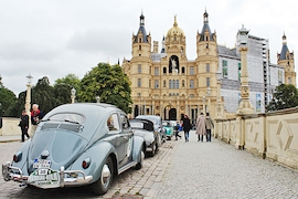 16 Nach 117 Kilometern endete die fünfte Etappe am Schweriner Schloss. Dort stärkten sich die Rallyefahrer in der Orangerie, bevor es auf die letzte Etappe Richtung Hamburg ging.  Hier bitte mit dem Teil: Blick ins Cockpit weitermachen.