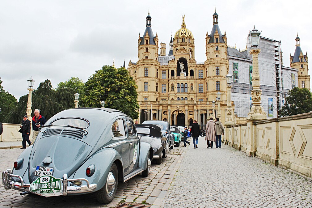 16 Nach 117 Kilometern endete die fünfte Etappe am Schweriner Schloss. Dort stärkten sich die Rallyefahrer in der Orangerie, bevor es auf die letzte Etappe Richtung Hamburg ging.  Hier bitte mit dem Teil: Blick ins Cockpit weitermachen.