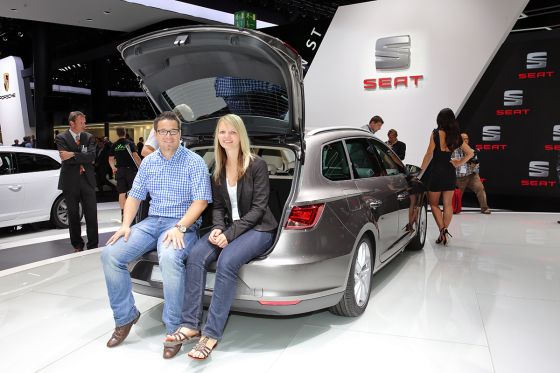 Gerrit und Mette testen das Kofferraumvolumen des SEAT Leon ST