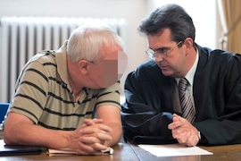 Der als "Knöllchen-Horst" bekannt gewordene Horst-Werner N. (l) bespricht sich am 03.08.2010 im Amtsgericht Herzberg am Harz (Kreis Osterode) mit seinem Anwalt Hermann Wichmann.