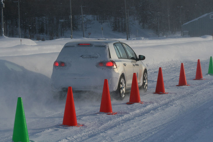 Reifentest Bremsen Schnee