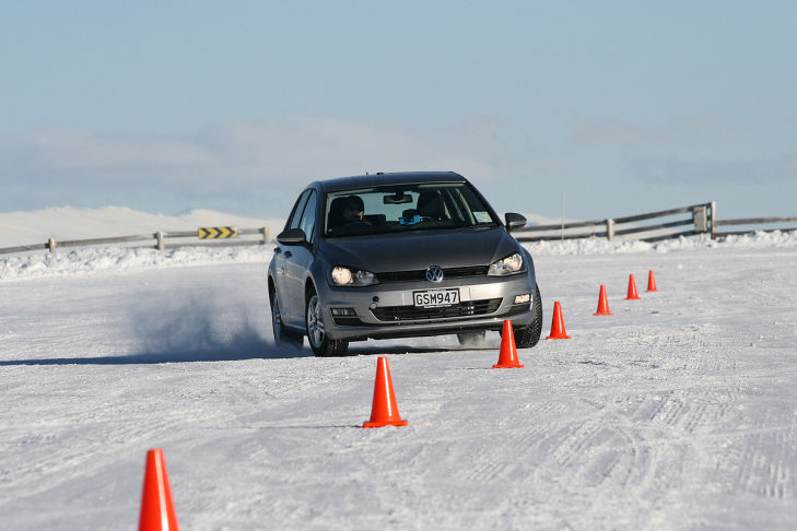 Reifentest Slalom Schnee