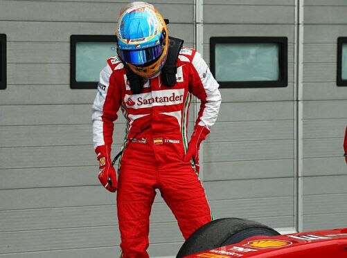 Fernando Alonso hat sich die Reifen lange genug angeschaut