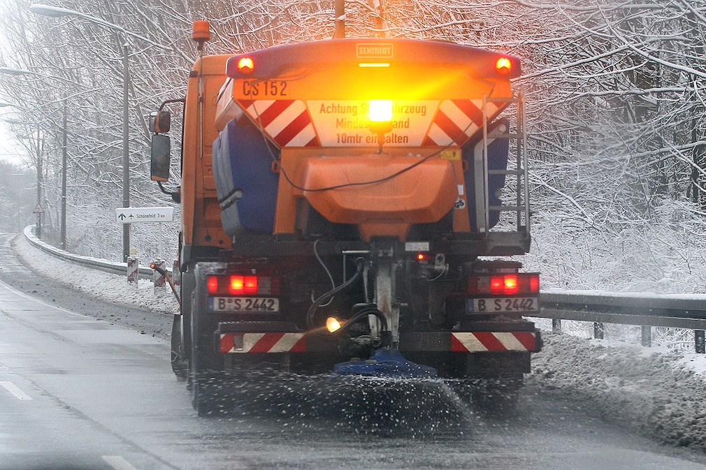 2 Streufahrzeug im Einsatz